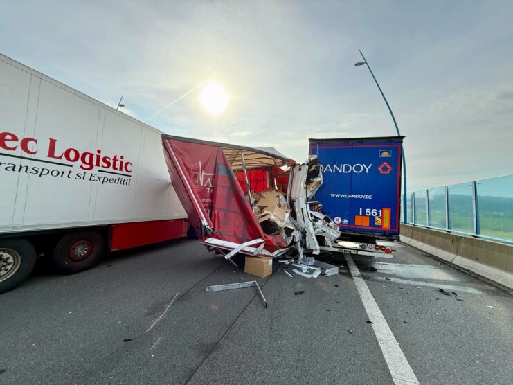 Crash involving multiple trucks shuts down traffic on Prague Ring near Radotín Bridge