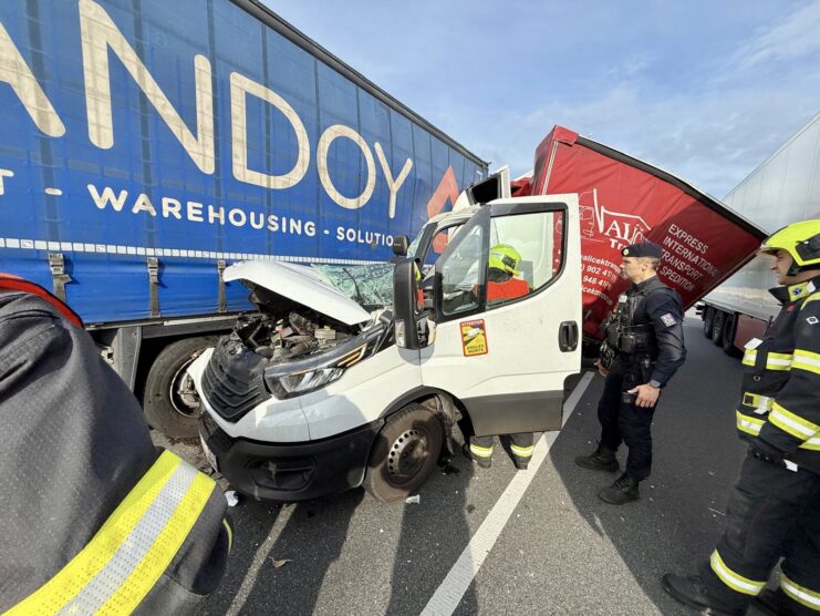 Crash involving multiple trucks shuts down traffic on Prague Ring near Radotín Bridge