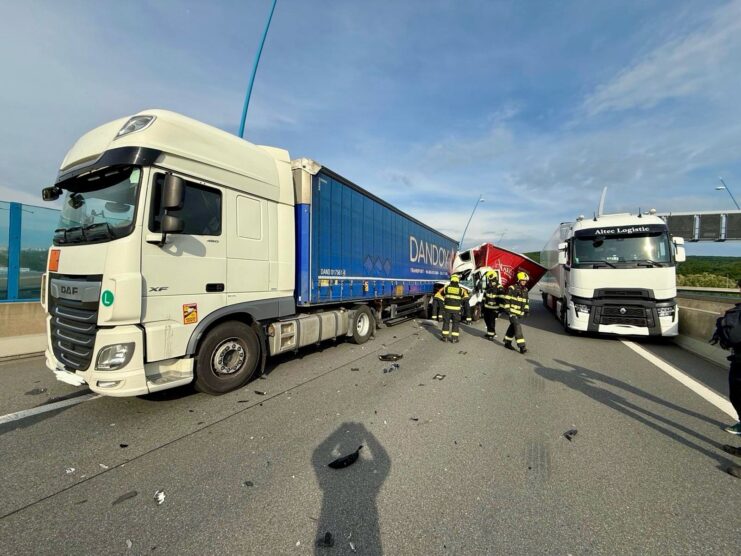Crash involving multiple trucks shuts down traffic on Prague Ring near Radotín Bridge