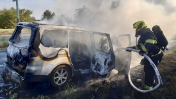 Fire fully engulfed vehicle in Prague 5