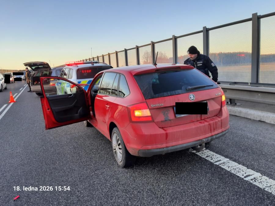 Child escapes as car thief leads police on high-speed chase - Mean Prague