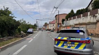 Crane overturns and tears down trolleybus wires in Prague 9